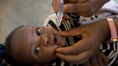 Rattraper le retard vaccinal des enfants, un défi en Afrique