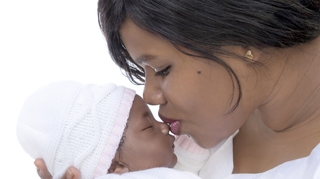 En Afrique, certaines mamans doivent encore choisir entre le travail et leur bébé