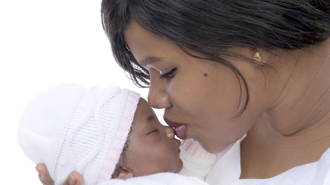 En Afrique, certaines mamans doivent encore choisir entre le travail et leur bébé