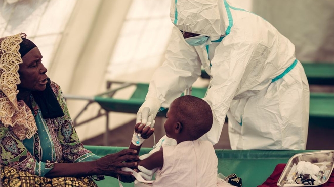 À l’hôpital rural de Chilumba, au Malawi, une enfant se voit administrer un traitement contre le choléra par un agent de santé