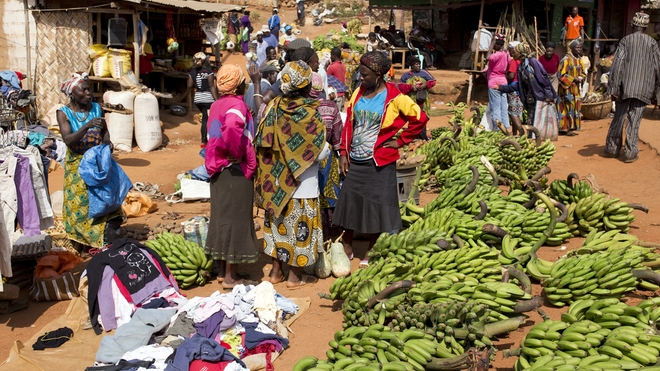 Une femme vend des bananes plantains au marché de Batoufam, au Cameroun