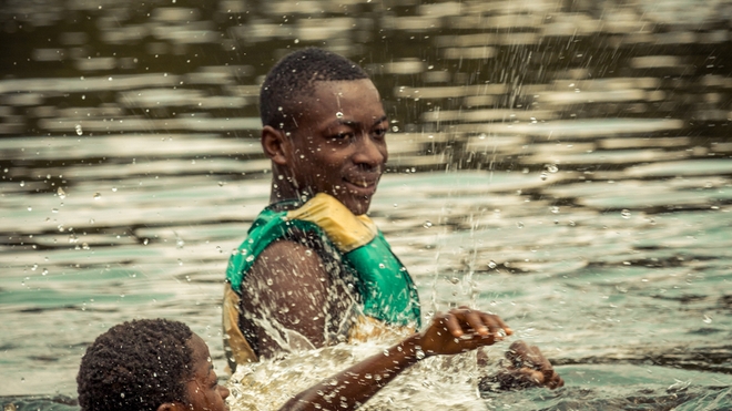 Des jeunes qui nagent au Nyong, un fleuve du sud du Cameroun