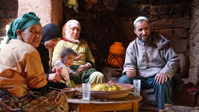 À Marrakech, une famille marocaine s'apprête à manger un couscous