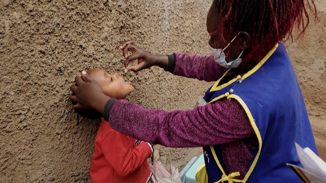 Un enfant qui reçoit un vaccin oral contre la polio 