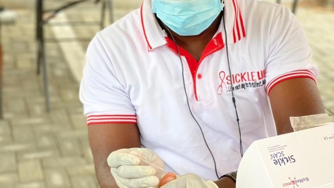 Une Ghanéenne bénéficie d'un dépistage gratuit de la drépanocytose à l'aide du Sickle SCAN 