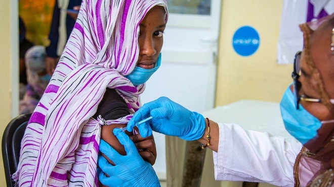 Une jeune mauritanienne est vaccinée contre le papillomavirus humain (HPV)
