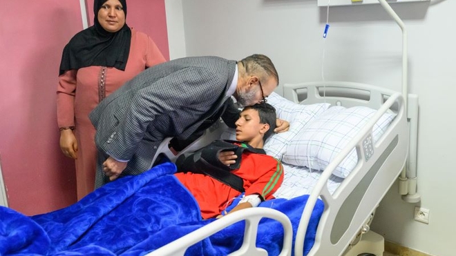 Le roi du Maroc, Mohammed VI, au chevet des victimes du séisme 