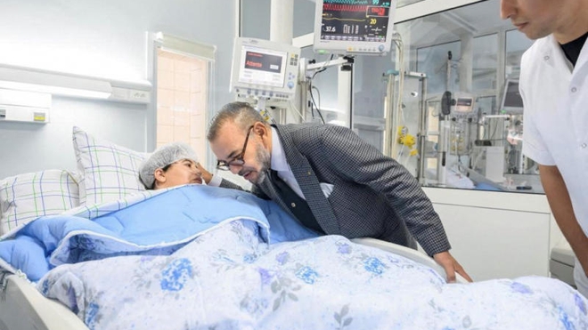 Le roi Mohammed VI au chevet d'un blessé du séisme d'Al-Haouz, le 12 septembre 2023