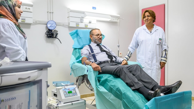 Le roi Mohammed VI donne son sang