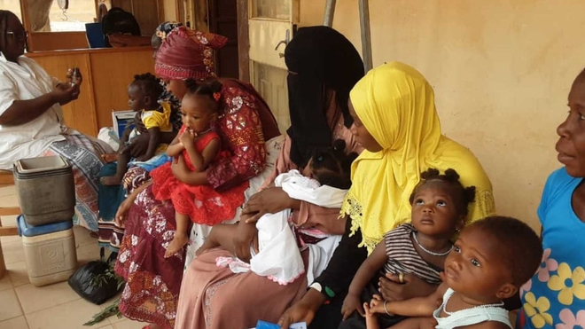 Des mères viennent faire vacciner leur bébé contre la rougeole au Burkina Faso
