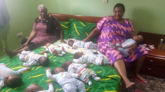 Anthonia Madu aux côtés de sa belle-mère et ses 9 nouveaux-nés