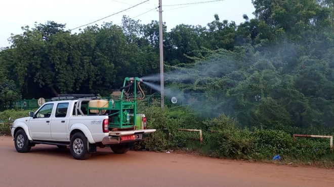 À Ouagadougou, on pulvérise des produits anti-moustiques