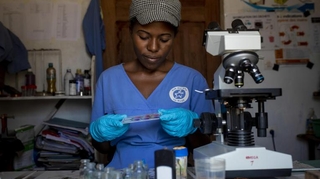 Ebola : pour lutter contre les futures épidémies, une réserve mondiale de vaccins va voir le jour