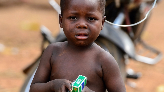 Au Sénégal, certains enfants commencent à fumer avant l'âge de 7 ans (crédit photo Anton Ivanonv)