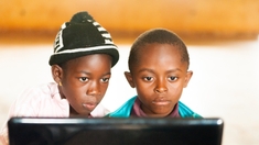 Les enfants face aux écrans : quel âge pour regarder la télévision ?