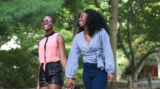 Gabon : deux femmes arrêtées pour avoir simulé un mariage lesbien