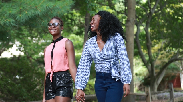 Gabon : deux femmes arrêtées pour avoir simulé un mariage lesbien