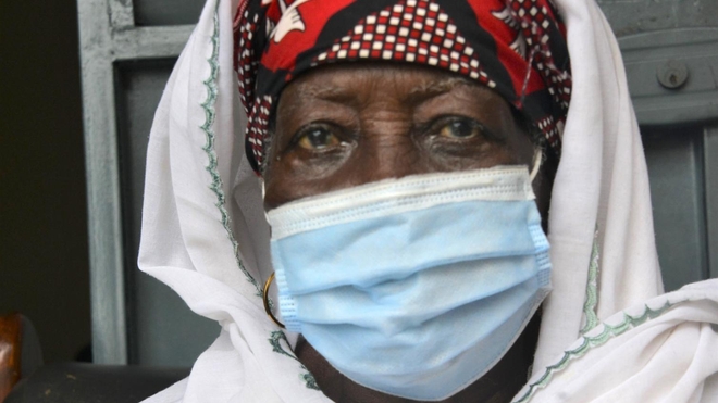 A 99 ans, elle guérit du coronavirus et reçoit une haie d'honneur