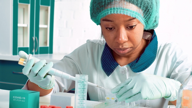 Une scientifique en train de réaliser des analyses sur des tests de dépistage du Coronavirus