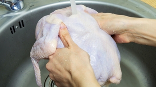 Voilà pourquoi il est déconseillé de laver son poulet avant de le cuire