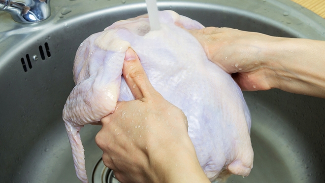 Il est recommandé de ne pas laver de la viande crue (photo d'illustration)