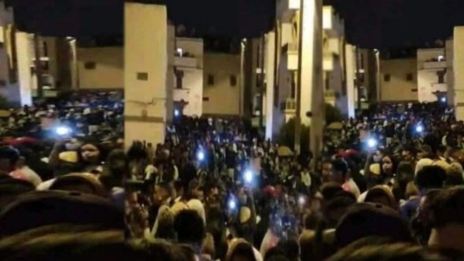 A Agadir, des milliers de citoyens ne respectent ni la distanciation réglementaire ni le port du masque pour célébrer Boujloud.